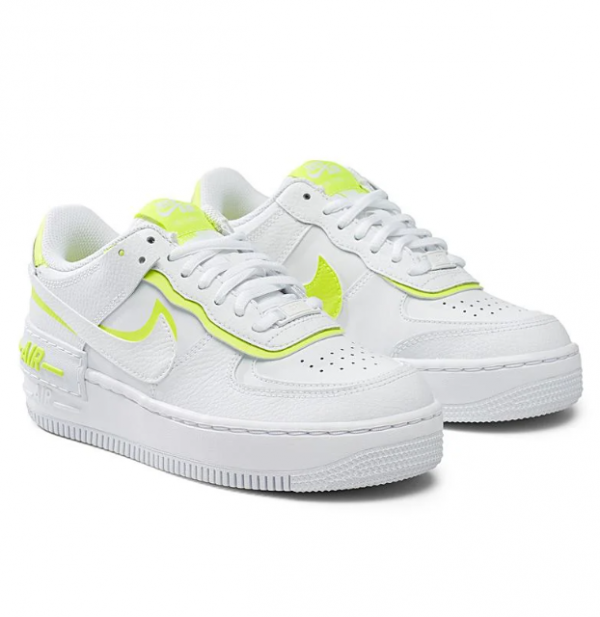 Sepatu Sneakers dengan Aksen Warna Neon